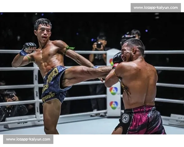 舍身踢两度读秒!苏阿布莱克踢拳首秀震撼 KO 桑阿希提 舍身踢两度读秒!苏阿布莱克踢拳首秀震撼 KO 桑阿希提