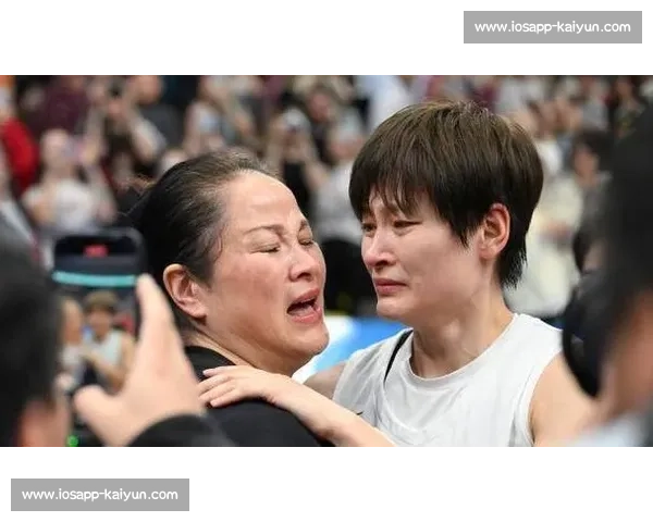 定海神针！杨力维用三分绝杀 + 更衣室暖心时刻 率中国女篮重塑冠军魂