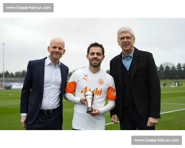 国际足联总监温格探访曼城世俱杯训练营 传奇教头与瓜帅师徒重逢掀热议 国际足联总监温格探访曼城世俱杯训练营 传奇教头与瓜帅师徒重逢掀热议