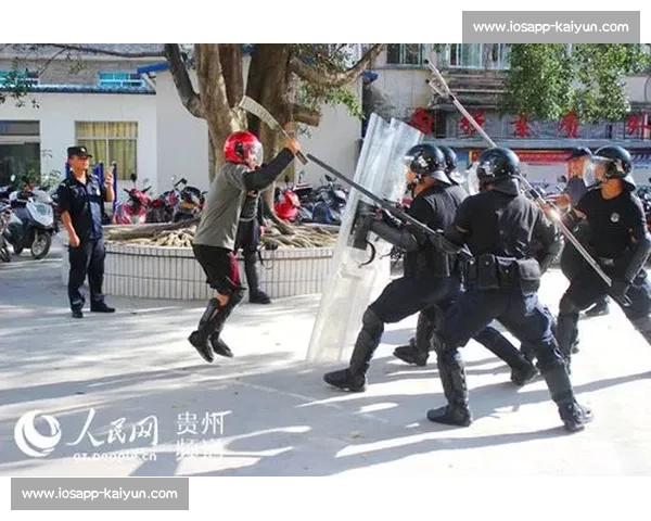 河南足球教父画像遭泼红漆 成都球迷极端行为引发公愤