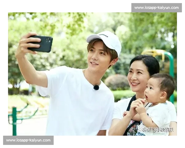 鹿晗的扭帽撩妹法则:小棒球帽的魅力密码 鹿晗的扭帽撩妹法则:小棒球帽的魅力密码